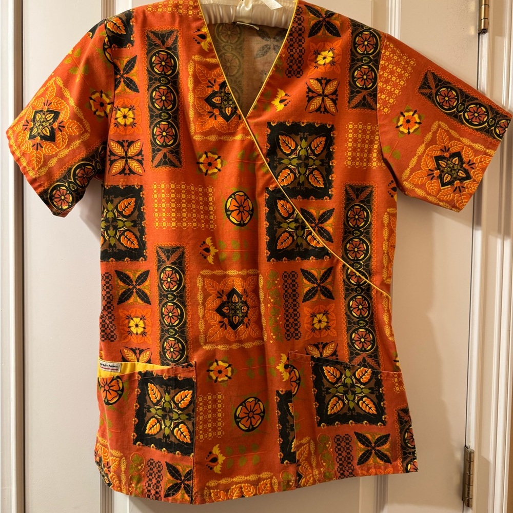 Scrub Top Orange Patterned Size XS - Picture 2 of 9